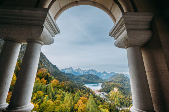 Deutschland, Bayern, Allgäu, b. Füssen, Schloss Neuschwanstein, König Ludwig II, Blick von Balkon auf Schloss Hohenschwangau (r.), Alpsee