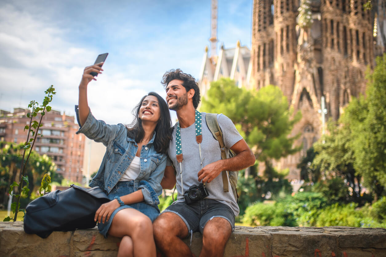 Hispanic travelers taking a selfie in Barcelona